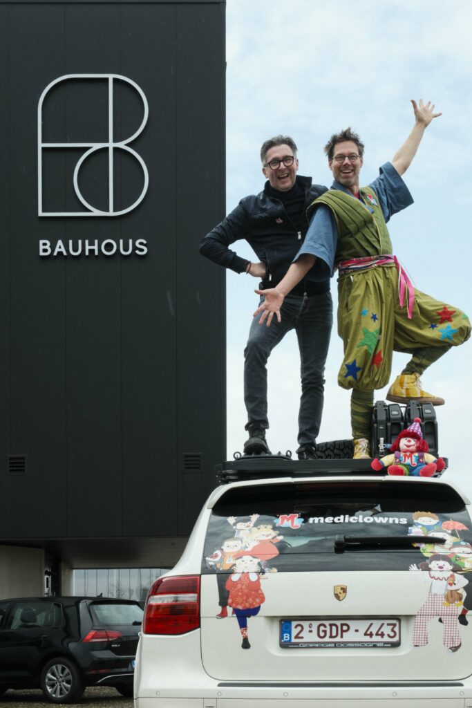 Pascal en spik op auto (niet zo scherp)